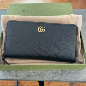 Gucci zipper wallet